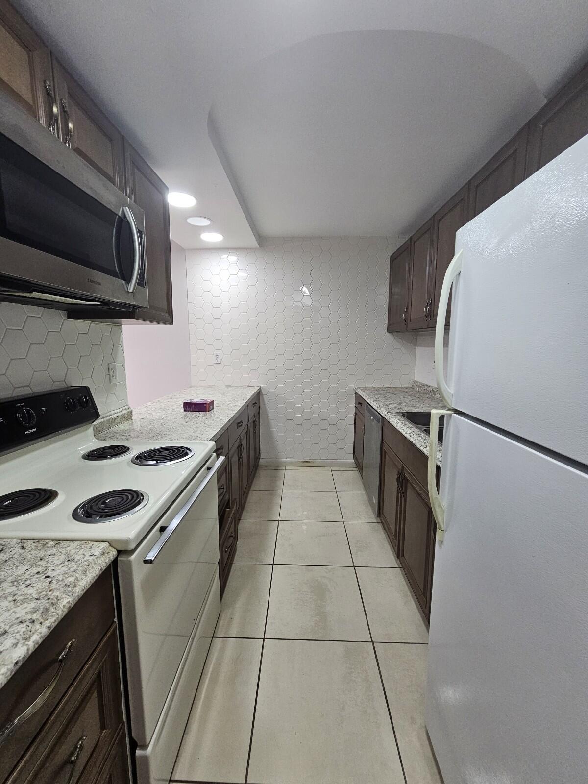 PRESIDENTIAL GOLFVIEW CONDO - Residential Lease