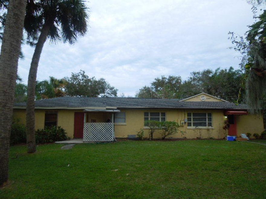 LARGE HOME WITH MOTHER IN-LAW APT.  SITTING ON ALMOST AN ACRE, 3/4 FENCED, AMPLE PARKING MINUTES FROM ST. LUCIE WEST .