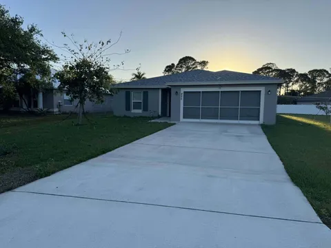 425 NW Hutchins Street, Port St Lucie, FL MLS: R11075029