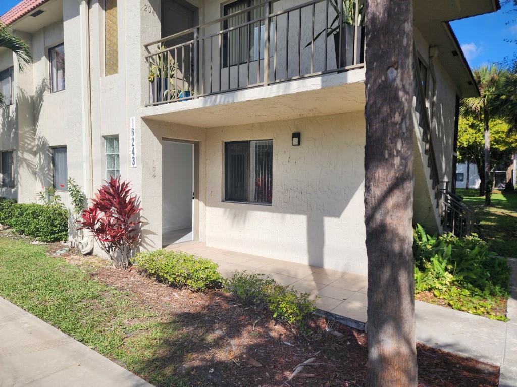 2 bedroom, 2 bath fully remodeled first floor unit. laminate wood floors, white kitchen, stainless appliances, new baths with washer/dryer in unit.
Country club, gym, pools party rooms...amazing amenities
1 assigned parking