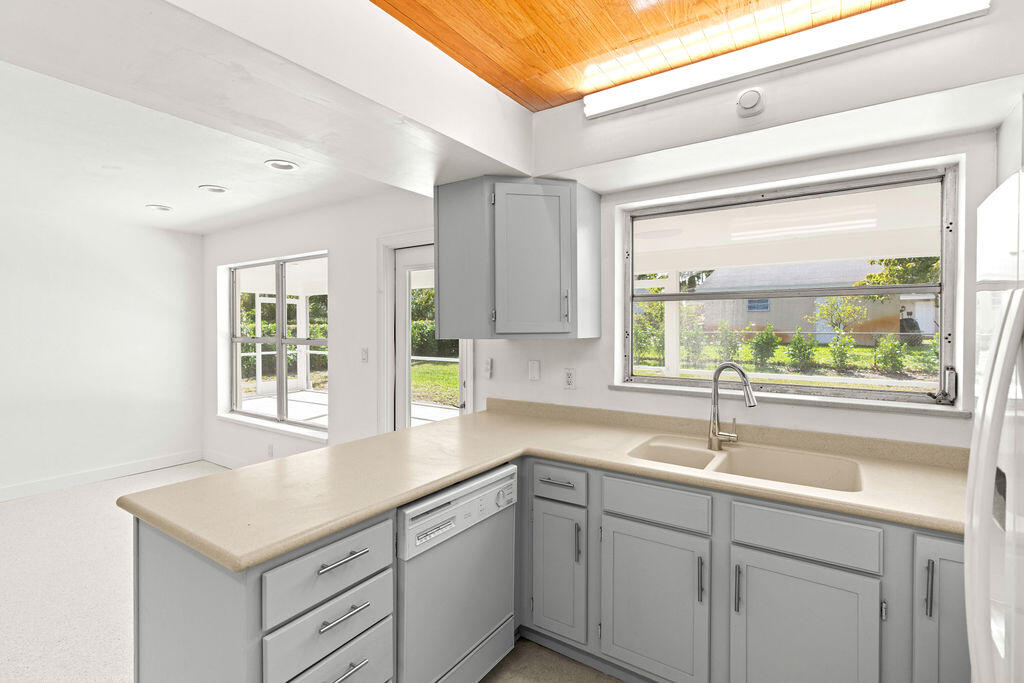 NORTH PALM BEACH VILLAGE OF 6 - Residential Lease