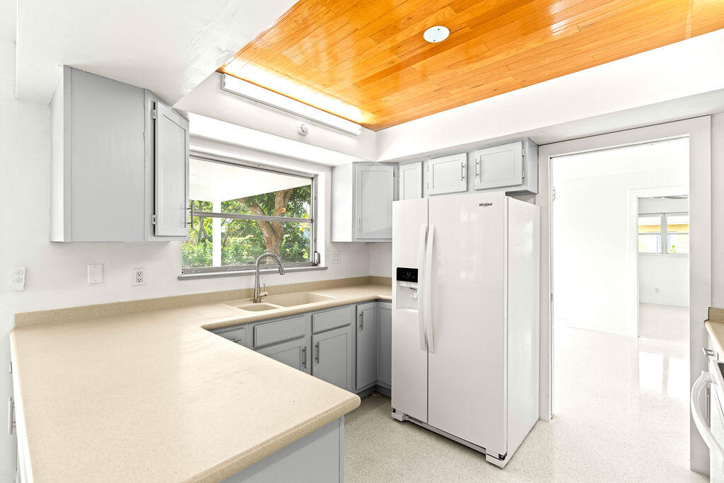 NORTH PALM BEACH VILLAGE OF 6 - Residential Lease