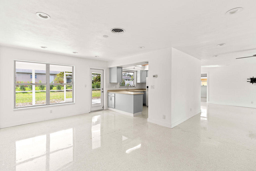 NORTH PALM BEACH VILLAGE OF 6 - Residential Lease