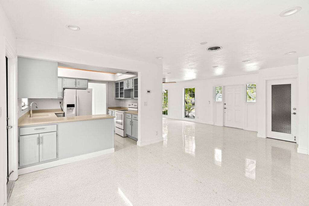 NORTH PALM BEACH VILLAGE OF 6 - Residential Lease