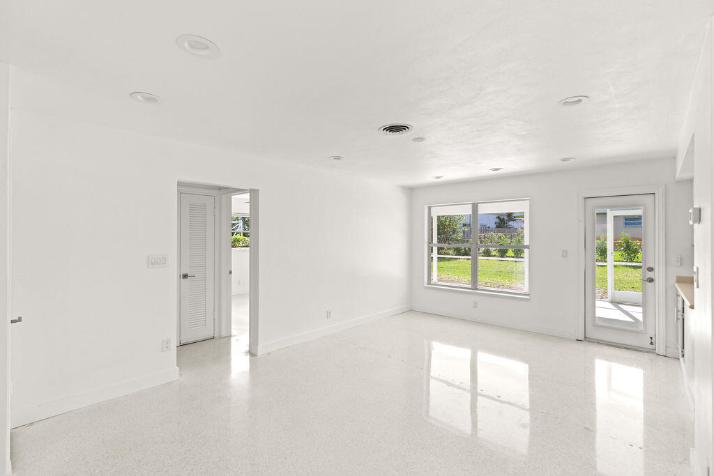 NORTH PALM BEACH VILLAGE OF 6 - Residential Lease