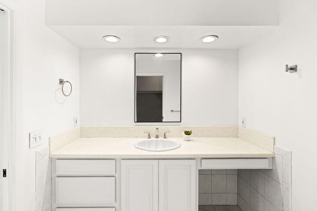 NORTH PALM BEACH VILLAGE OF 6 - Residential Lease
