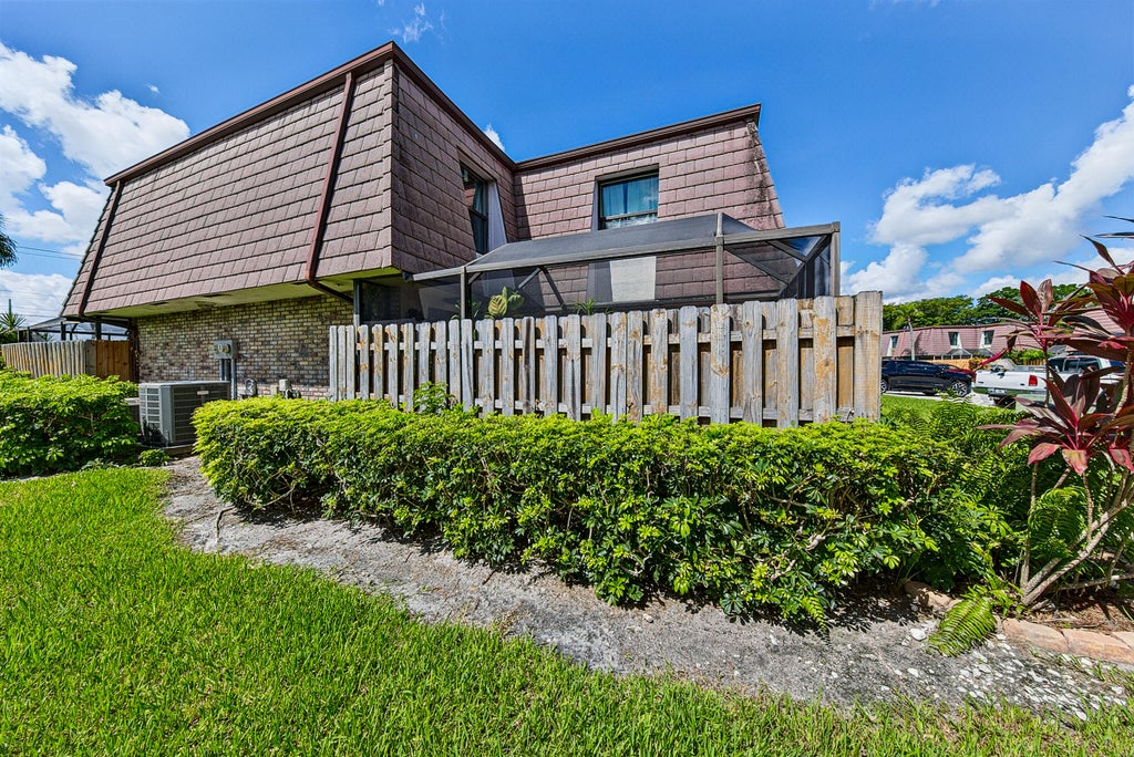 Photo of 7693 Courtyard Run RUN W, Boca Raton, FL 33433 (MLS # B26074386)