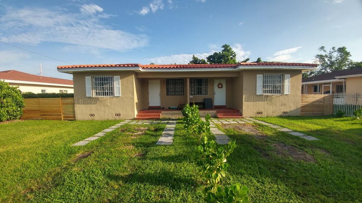 Nice 2/1 with front and back yard. Ample parking and a spacious backyard. This is a DUPLEX. Central AC, washer and dryer. available. Central location on the outskirts of Miami Shores. Whole Foods, Panera Bread, LA Fitness, Bal Harbour and shops just minutes away. Easy to show!