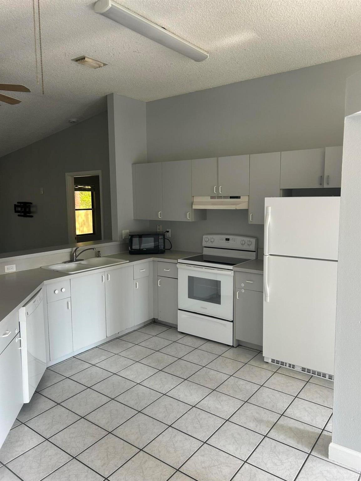 LAKEWOOD PARK UNIT 2 - Residential Lease