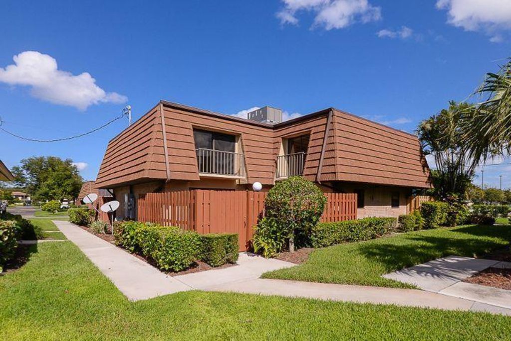 Photo of 1440 N Lawnwood Circle #20c, Fort Pierce, FL 34950 (MLS # R10705055)