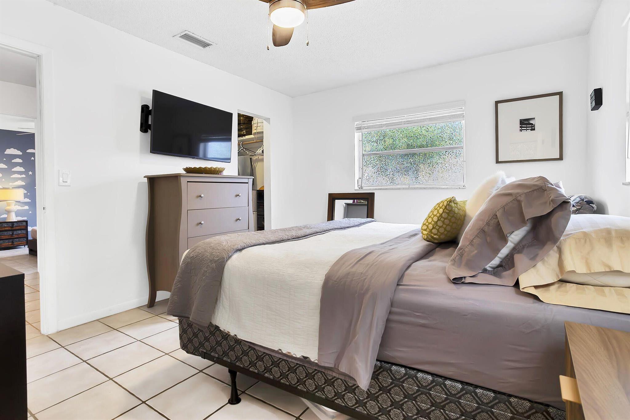 CRYSTAL LAKE 4TH SEC - Residential Lease