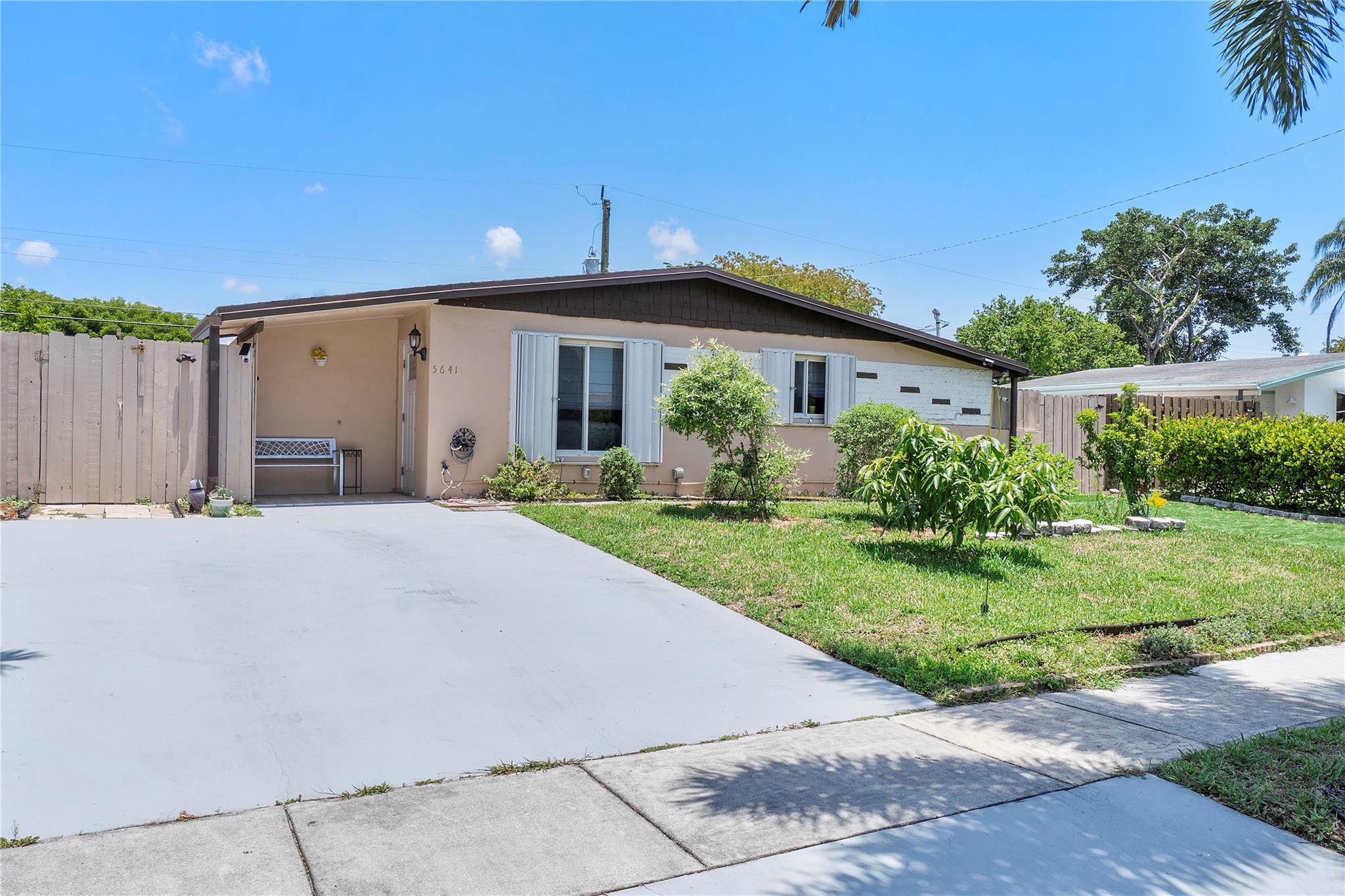 5641 SW 38th Ct