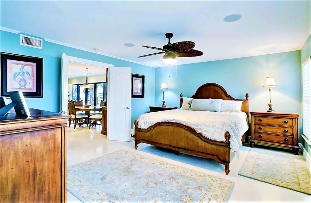 BEACH HOUSE CONDO - Residential