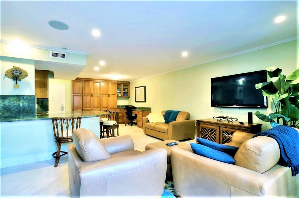 BEACH HOUSE CONDO - Residential