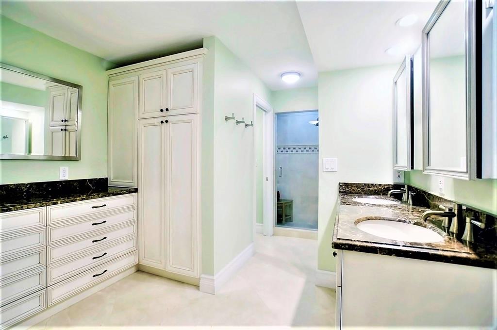 BEACH HOUSE CONDO - Residential