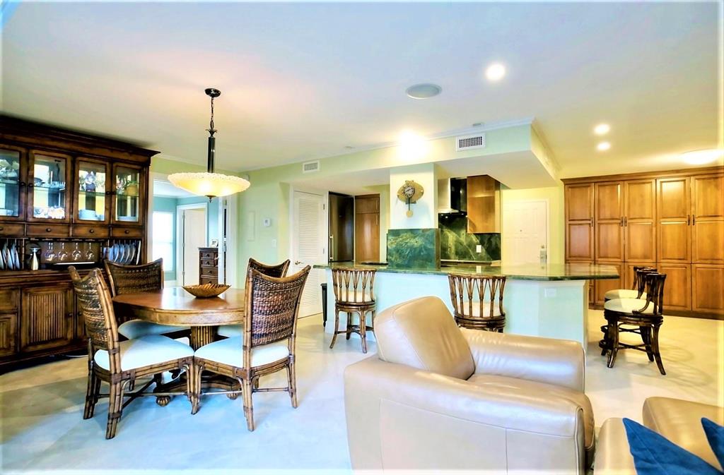 BEACH HOUSE CONDO - Residential