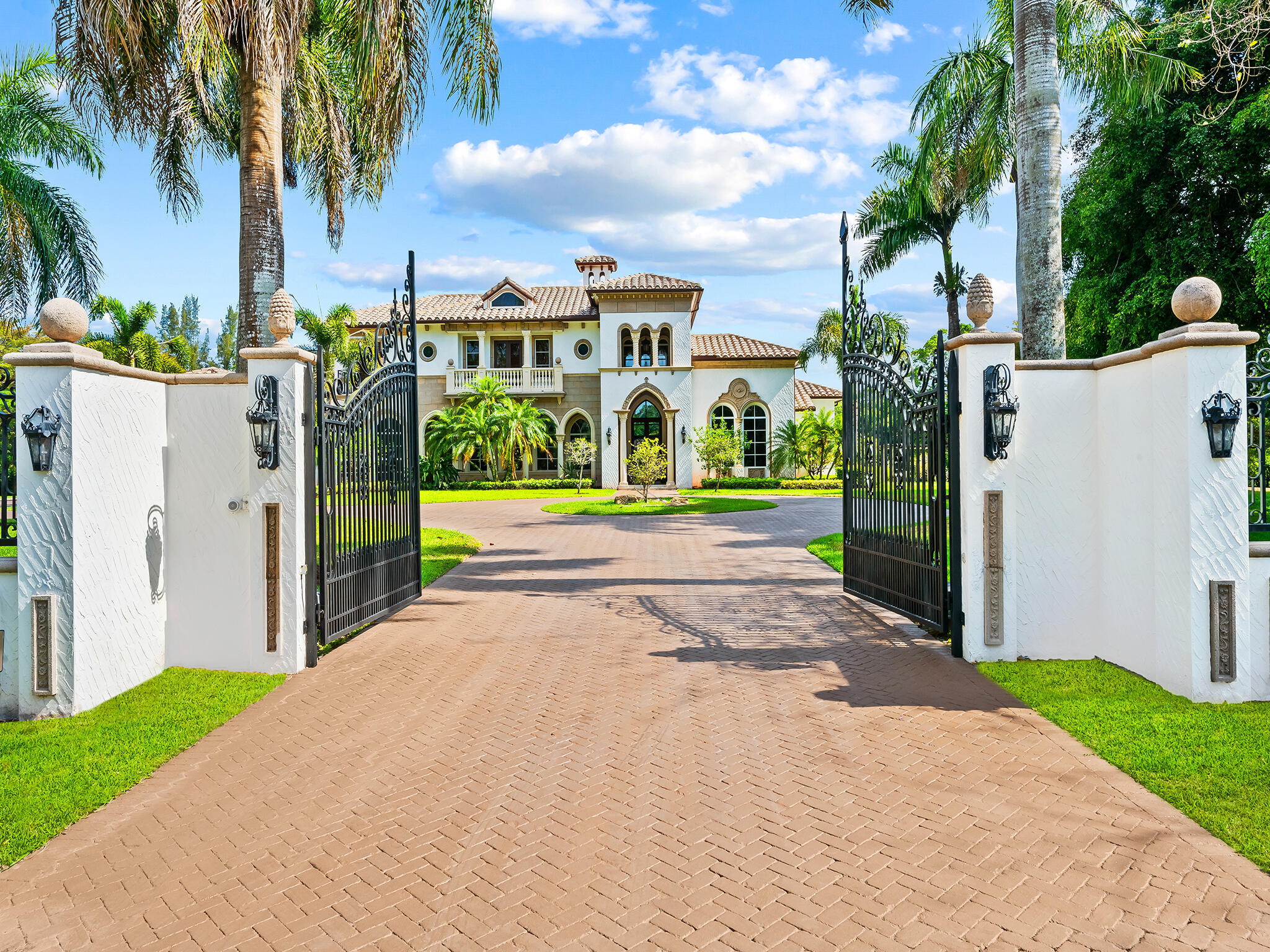 Located on one of the premier streets in Parklands highly sought-after – image 2