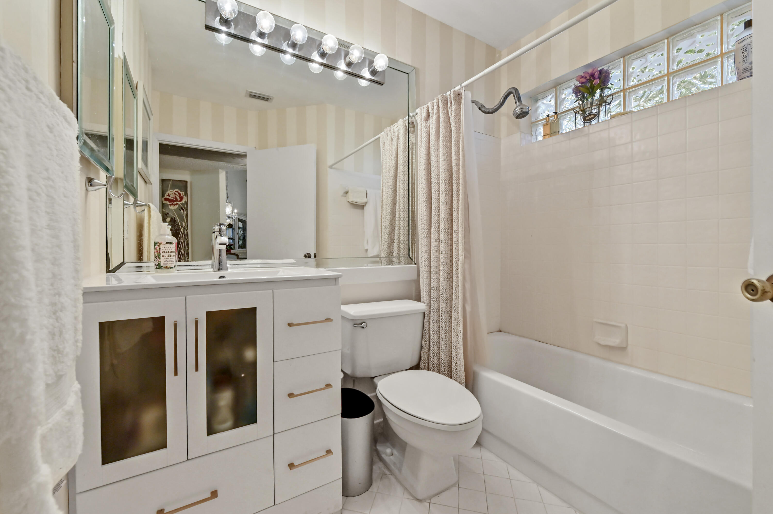 ALEXANDRA VILLAGE - Residential