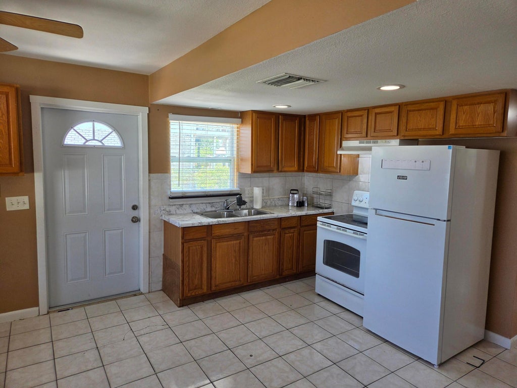 Photo of 337 Hernando Street, Fort Pierce, FL 34949 (MLS # B26055719)
