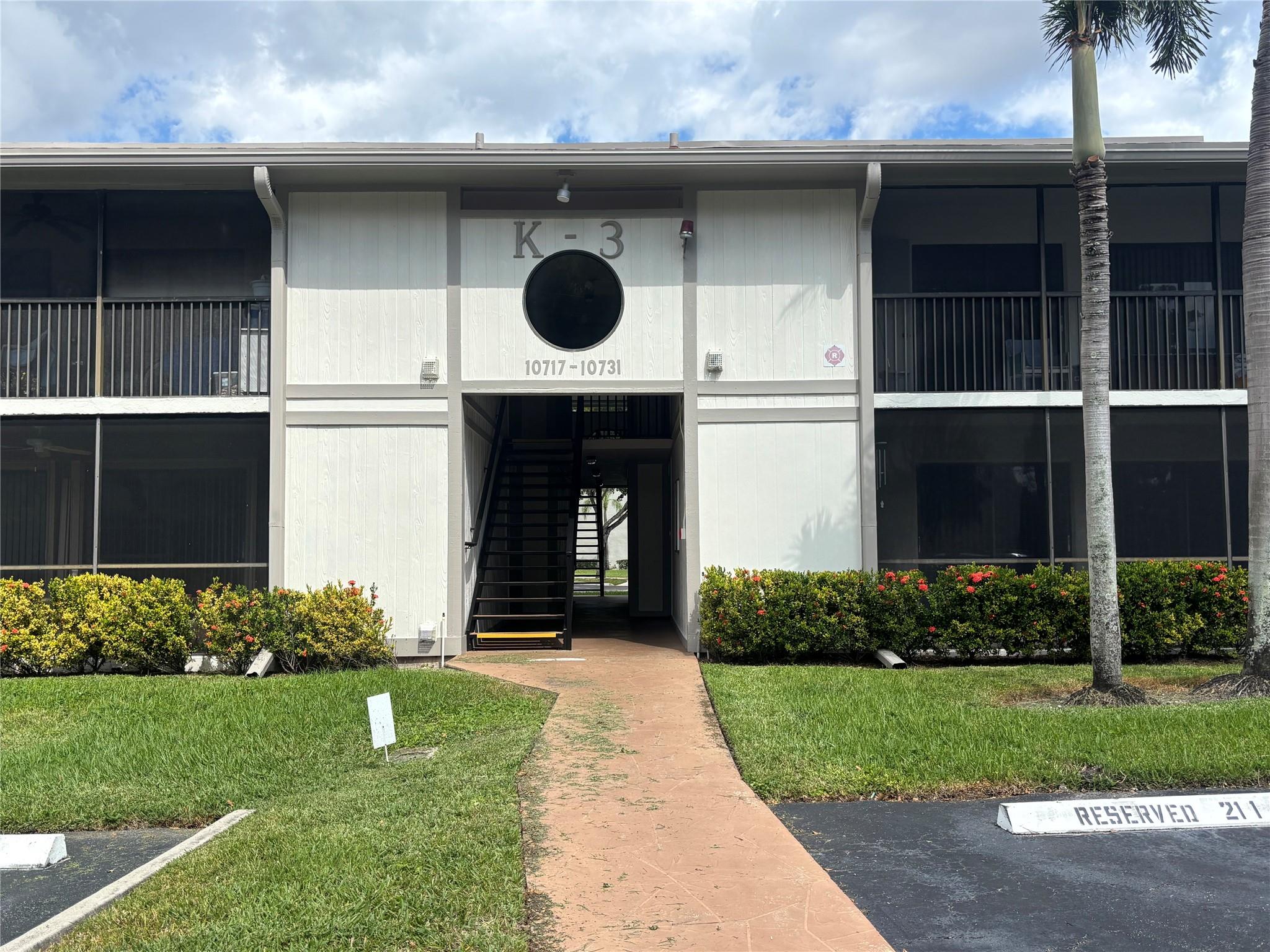 Stunning 2BR/2BA condo in the sought-after 55+ Clairmont at Kings Point community in Tamarac! Bright & spacious with a private screened balcony, in-unit laundry, and large walk-in closet. 
Clairmont has 24/7 manned guard gate. Water, Cable, WIFI, Pest, Clubhouse, Amenities and more included in maintenance. Enjoy resort-style living with indoor/outdoor pools, gym, theater, tennis, clubhouse & free shuttle service. Prime location near shopping, dining & more. Live the lifestyle you deserve! HOA requires min. credit/income.