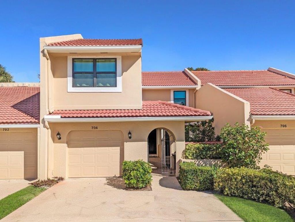 Photo of 704 Windermere Way, Palm Beach Gardens, FL 33418 (MLS # R10962979)