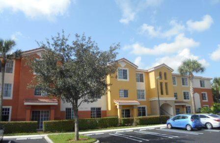 Beautiful 2-bedroom 2 bathroom condo centrally located in Boynton Beach. Close to shopping, school and more