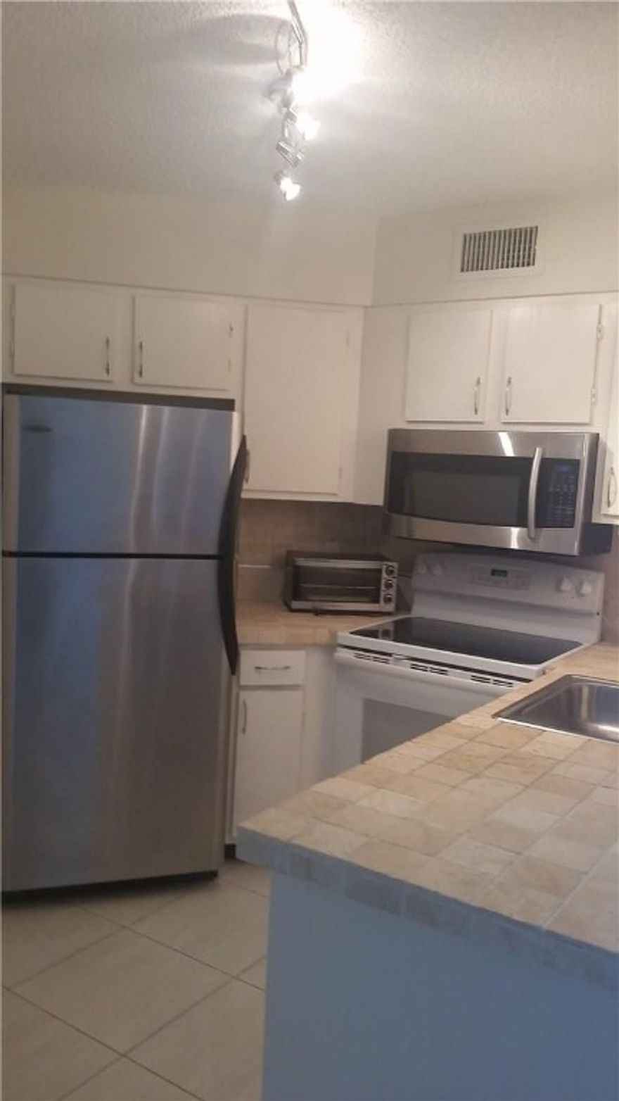 BEAUTIFULLY REMODELED CONDO- BLDG HAS ELEVATOR - UNIT HAS A WASHER AND DRYER- COMPLEX HAS 2 POOLS AND LOTS OF AMMENITIES
