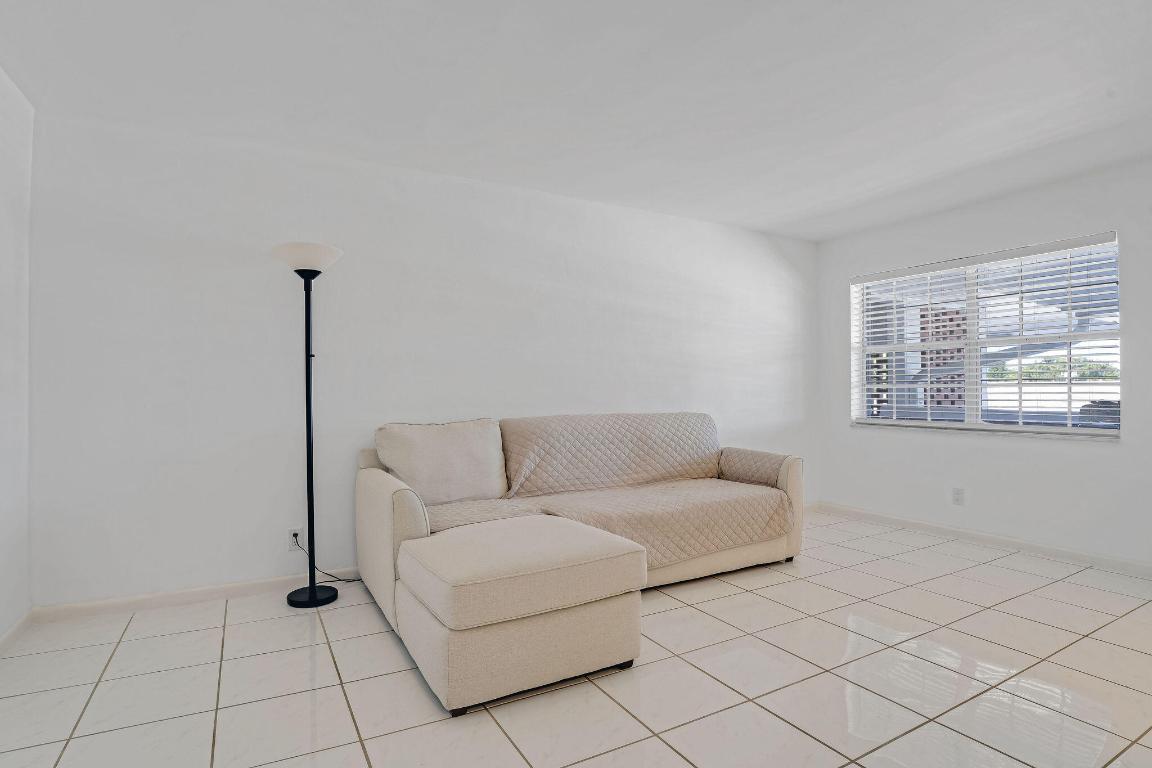 LIGHTHOUSE POINT GARDENS SOUTH - Residential