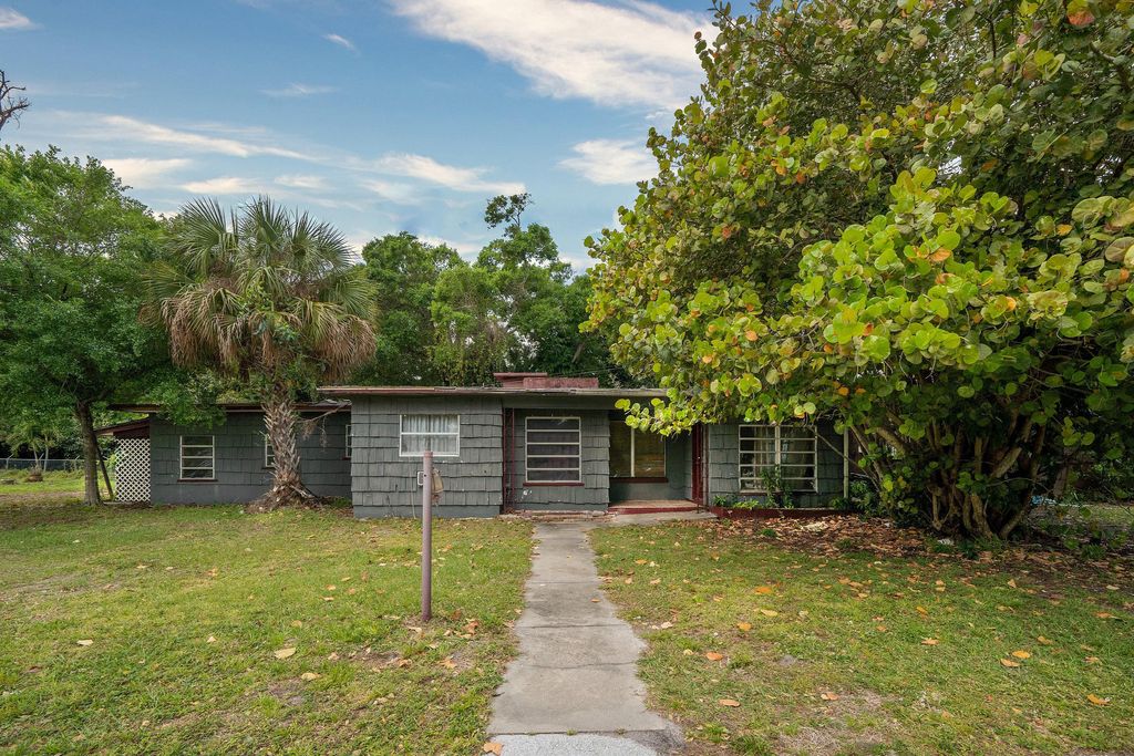 Photo of 205 N 22nd St, Fort Pierce, FL 34950 (MLS # B26021626)