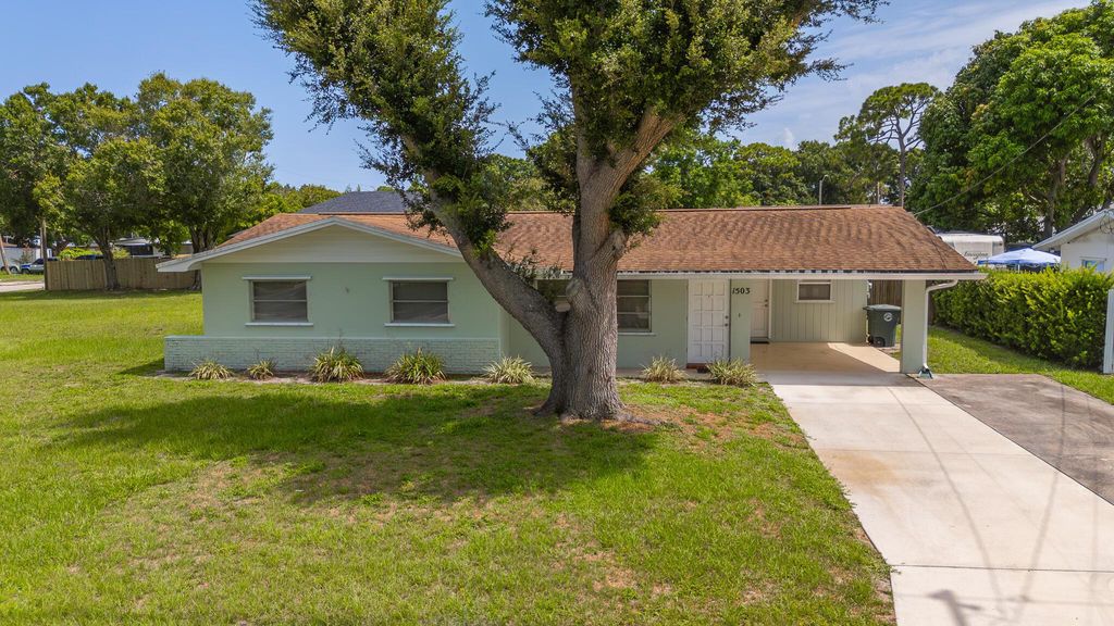 Photo of 1503 Wyoming Avenue, Fort Pierce, FL 34982 (MLS # R11104125)