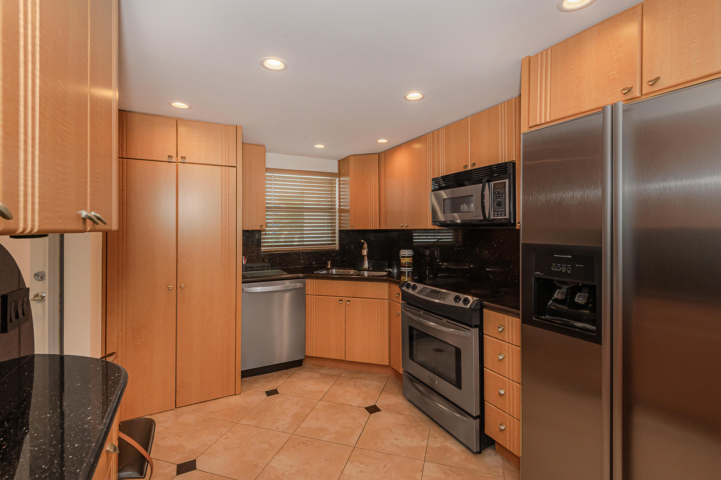 BAYSHORE TOWERS - Residential