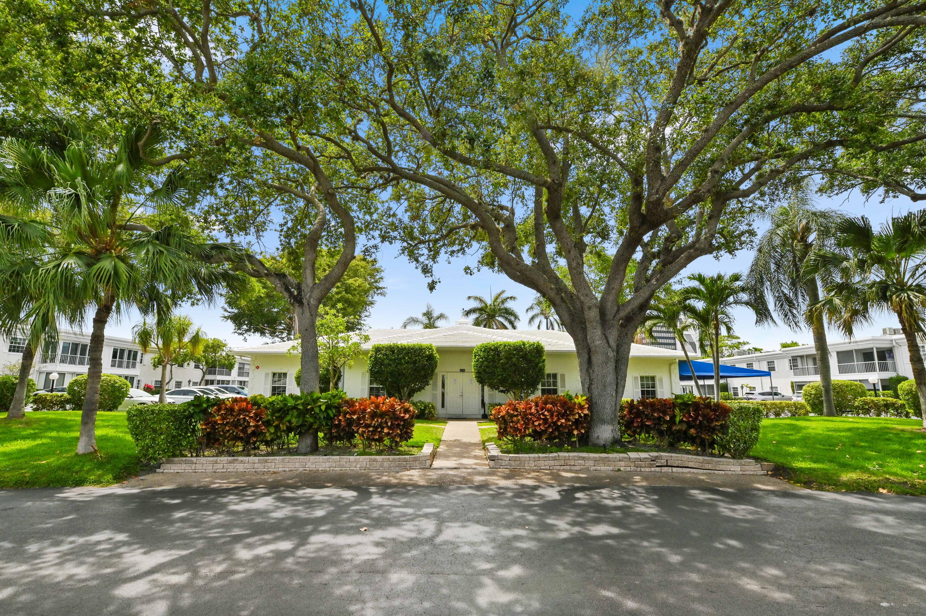 BAY COLONY CLUB - Residential