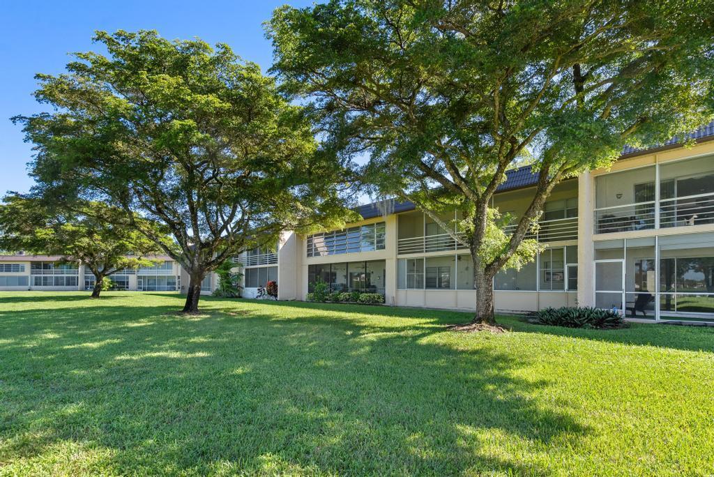 GOLDEN LAKES VILLAGE COND - Residential Lease