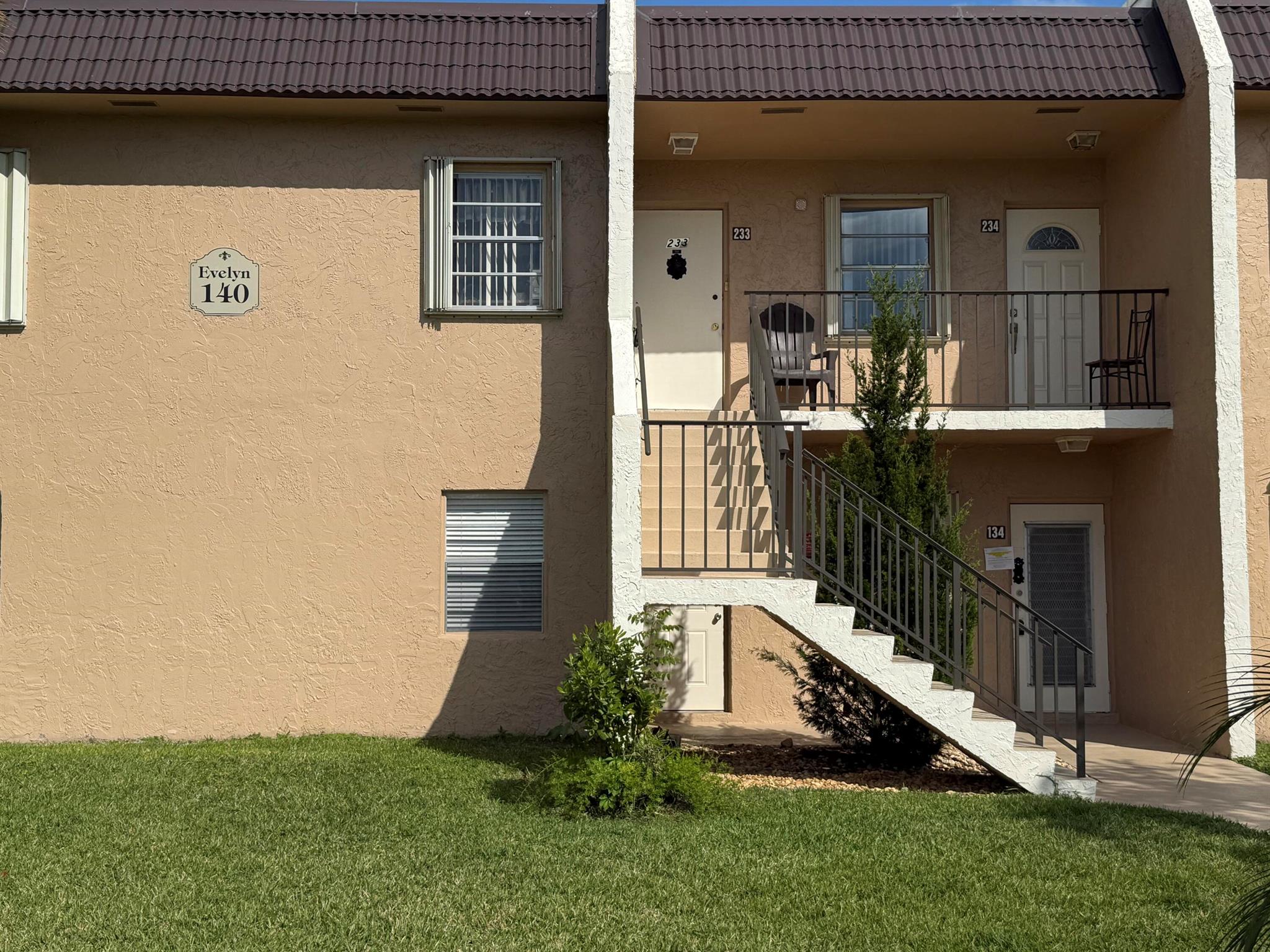This centrally located 2-bedroom, 2-bathroom sanctuary with breathtaking waterfront views. This modern retreat features in-unit laundry for your convenience and a private screened patio for ultimate relaxation. Enjoy an array of community amenities, including a fitness center and a sparkling pool. Plus, pets are welcome, making this the perfect home for you and your furry companions. Just minutes from dining, shopping, and entertainment, this upgraded 2/2 offers the ideal balance of style, comfort, and waterfront serenity. Welcome home!