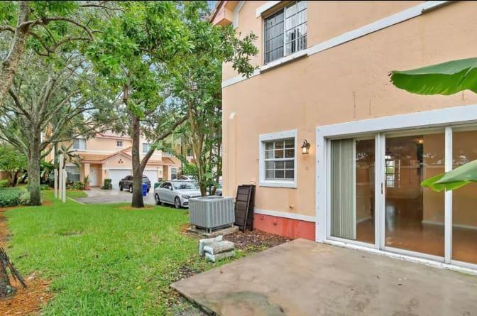 ROOMATE situation
Beautifully located in Miramar. Room for rent with all the utilities included for asap. Can use the kitchen. Must have good credit and no pets.