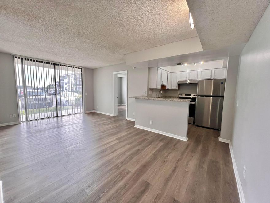 2 bedroom 2 bath first Floor Corner unit .Ready to move in. Bright and spacious- StainlessSteel appliances. Walk in closet. Laundry facilities. Bella Largo Vista offers great amenities and amazing lakeside views of Downtown.Pets allowed w/restrictions. All Ages community. Minimum Credit Score required by Association 600+.  Water is included in the rent !