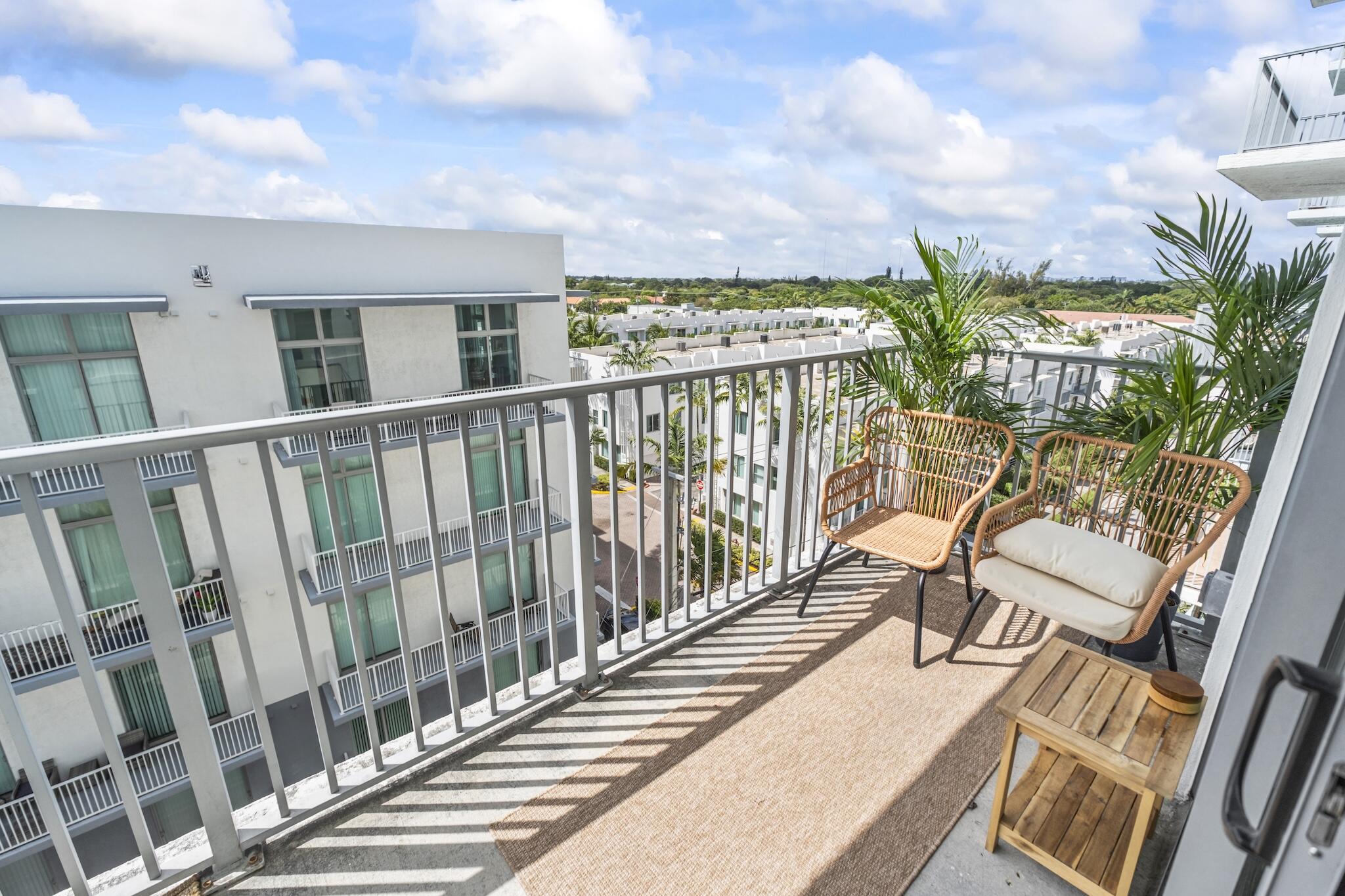 HOLLYWOOD STATION RES CONDO - Residential