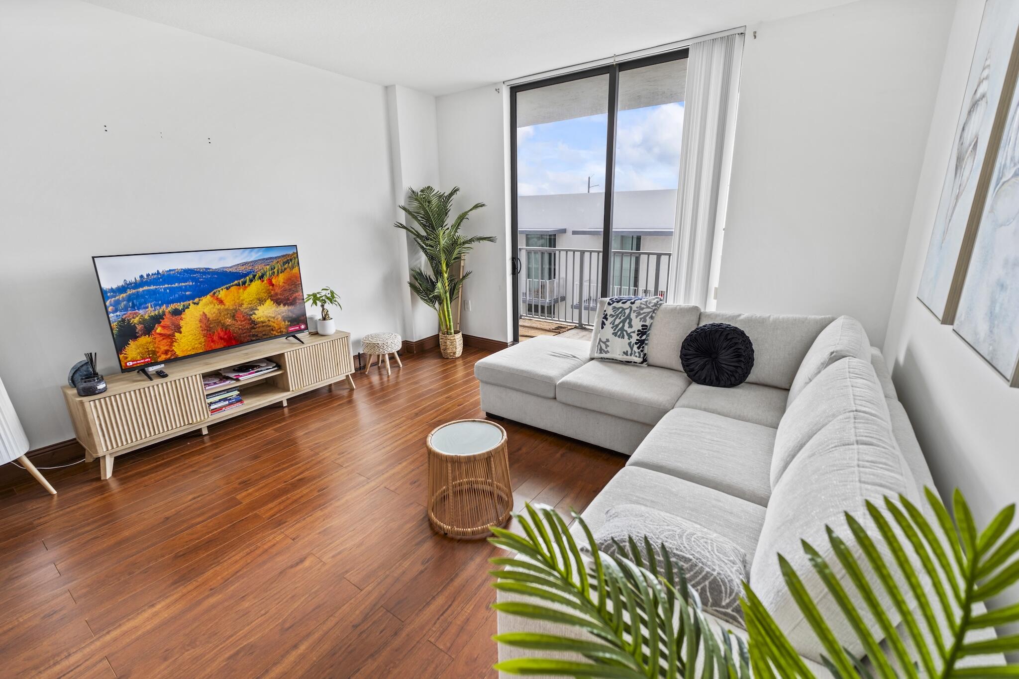 HOLLYWOOD STATION RES CONDO - Residential