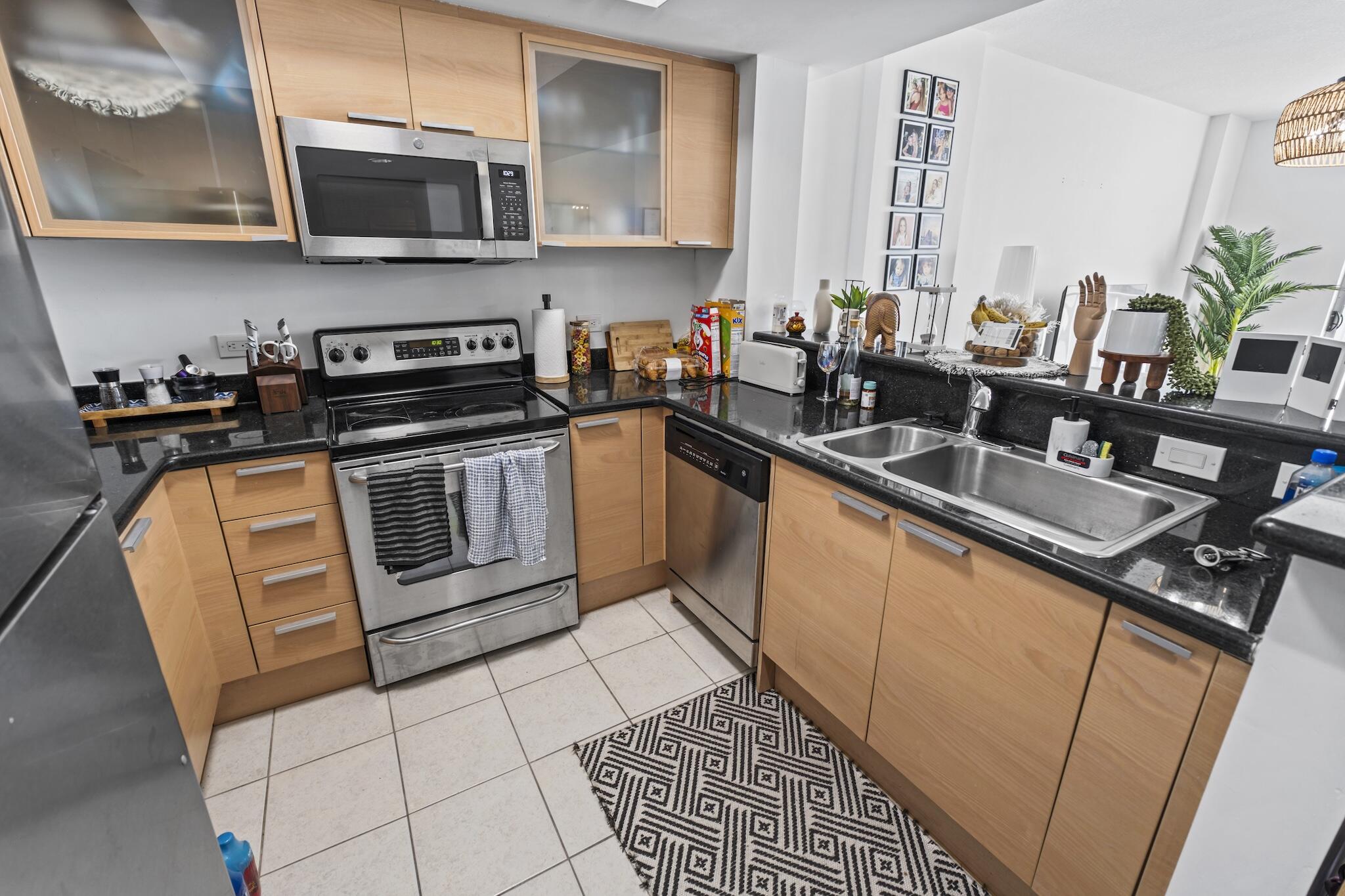 HOLLYWOOD STATION RES CONDO - Residential