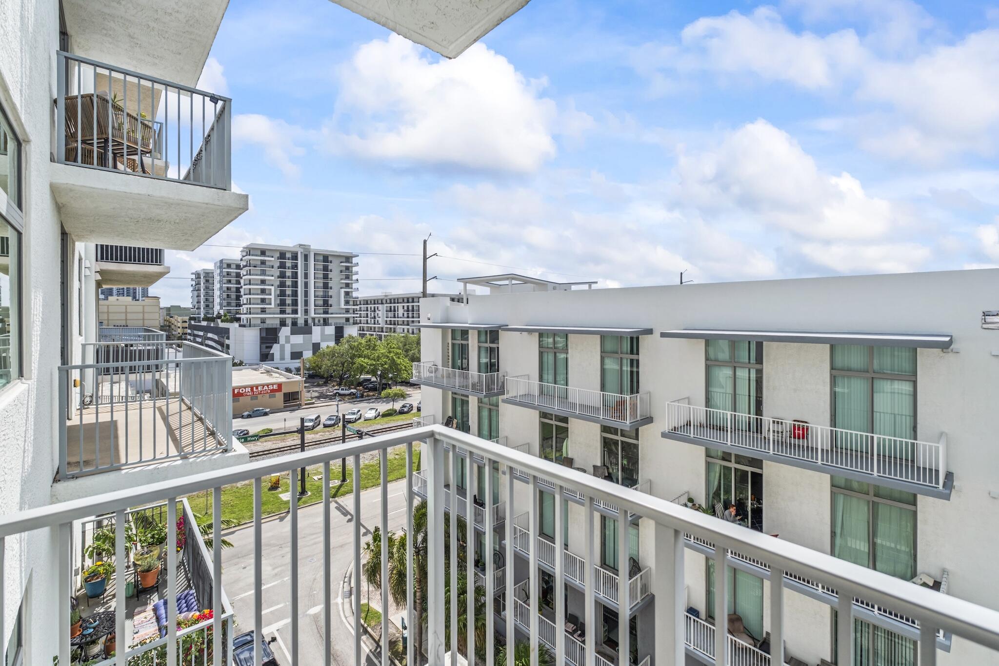 HOLLYWOOD STATION RES CONDO - Residential