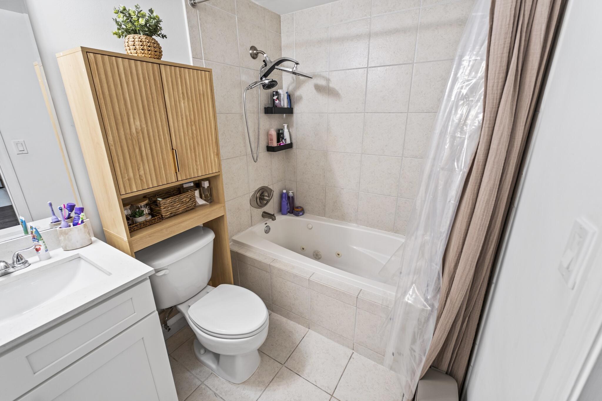 HOLLYWOOD STATION RES CONDO - Residential