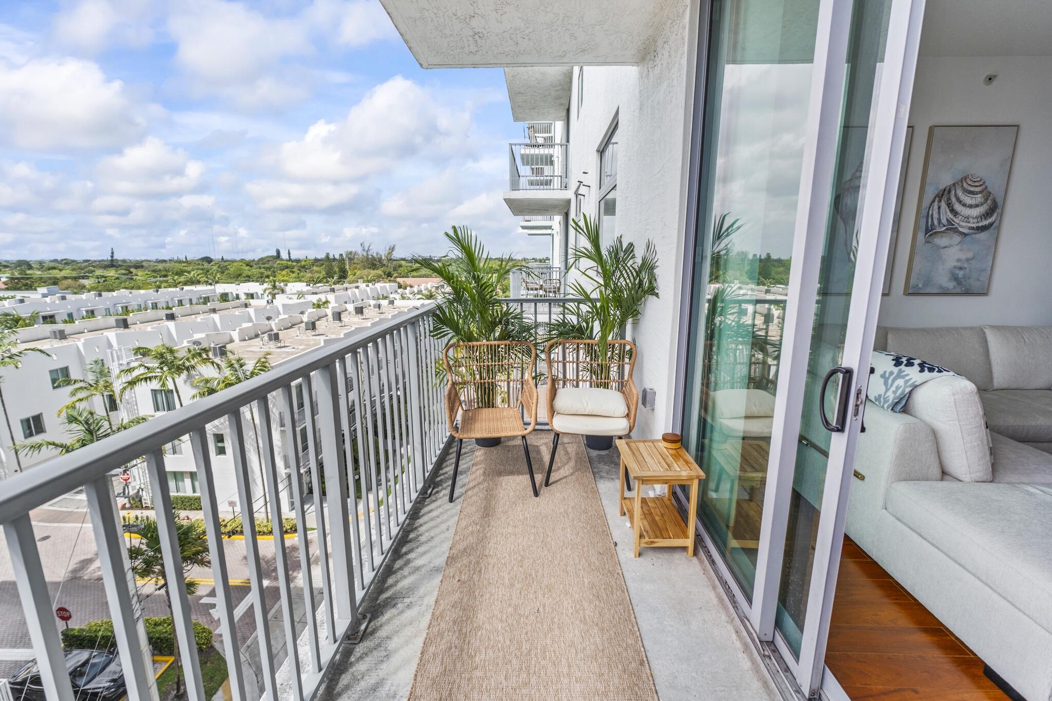 HOLLYWOOD STATION RES CONDO - Residential