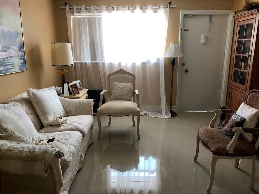 BEAUTIFULL 2/2 , 1ST FLOOR CONDO !  NEW PORCELAIN FLOORS, CROWN MOLDING,FRESH PAINTING, GRANITE  COUNTERTOPS  IN KITCHEN !GREAT LOCATION ON CRYSTAL LAKE DR. WITH GOLF COURSE VIEWS AND 15Mins FROM THE BEACH!