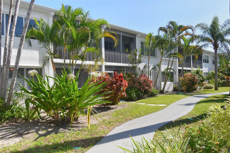 LIGHTHOUSE POINT QUIET FIRST FLOOR LOCATION EASY ACCESS AND PARKING.WELL MAINTAINED AND SPACIOUS LAYOUT.