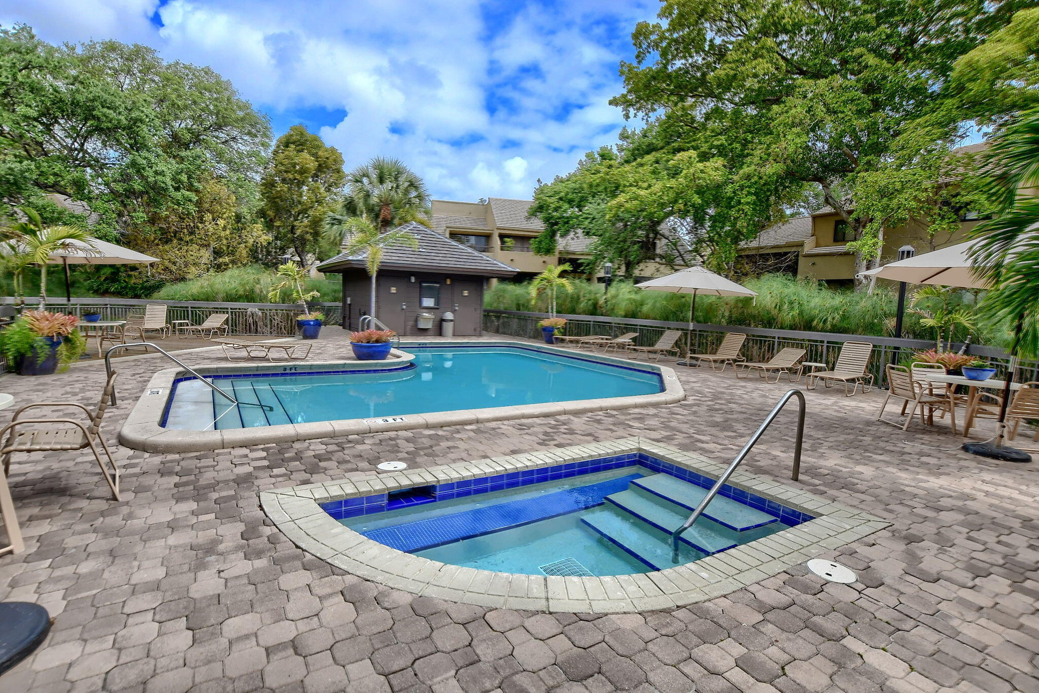 LANDS END - Residential