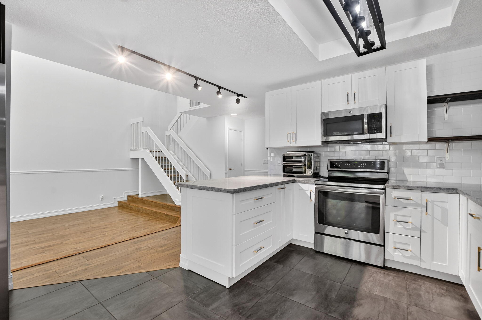 LANDS END - Residential