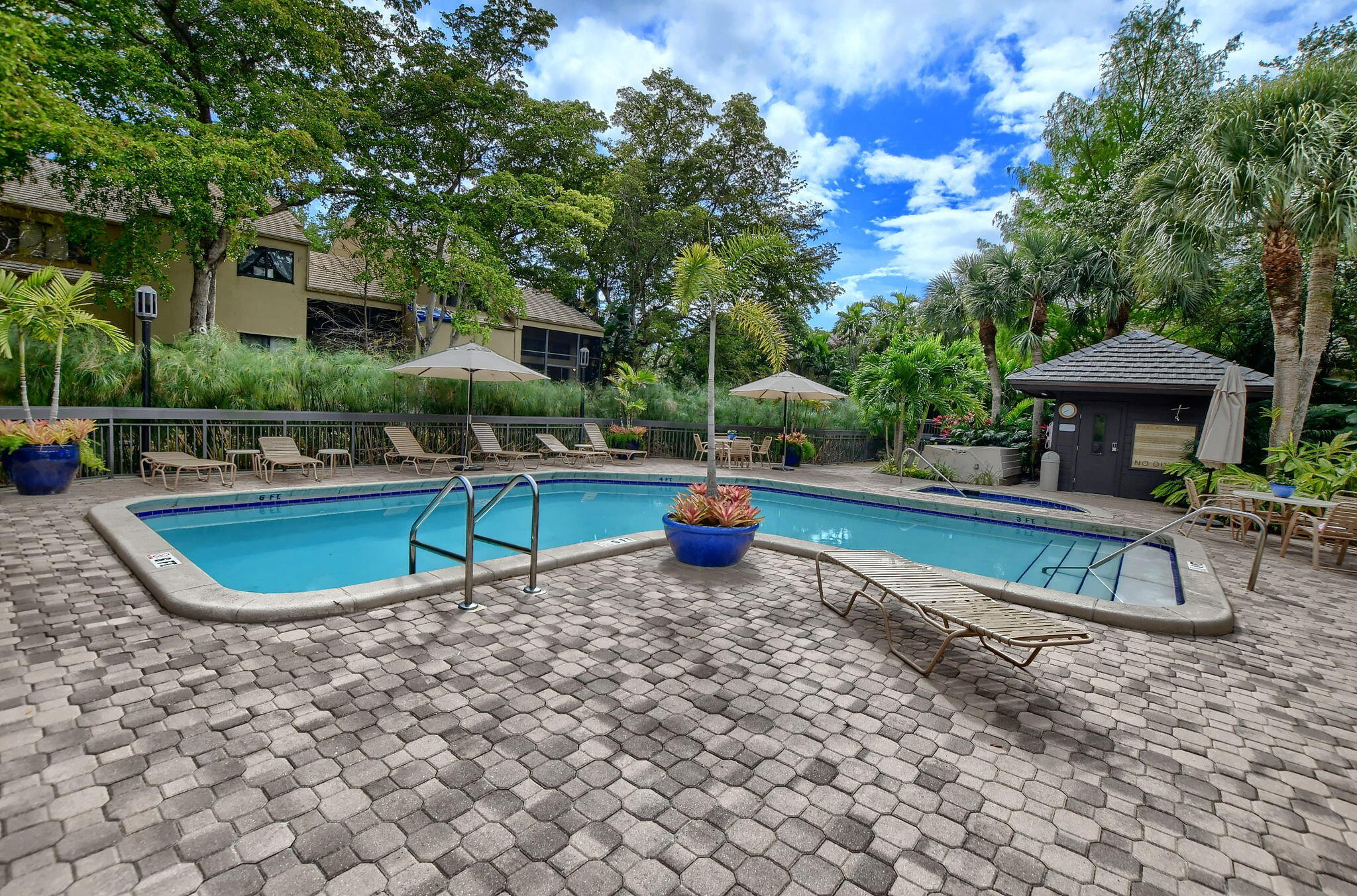 LANDS END - Residential