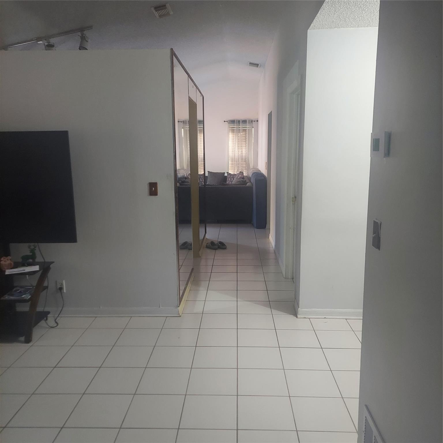 Lyons West 137-40 B - Residential