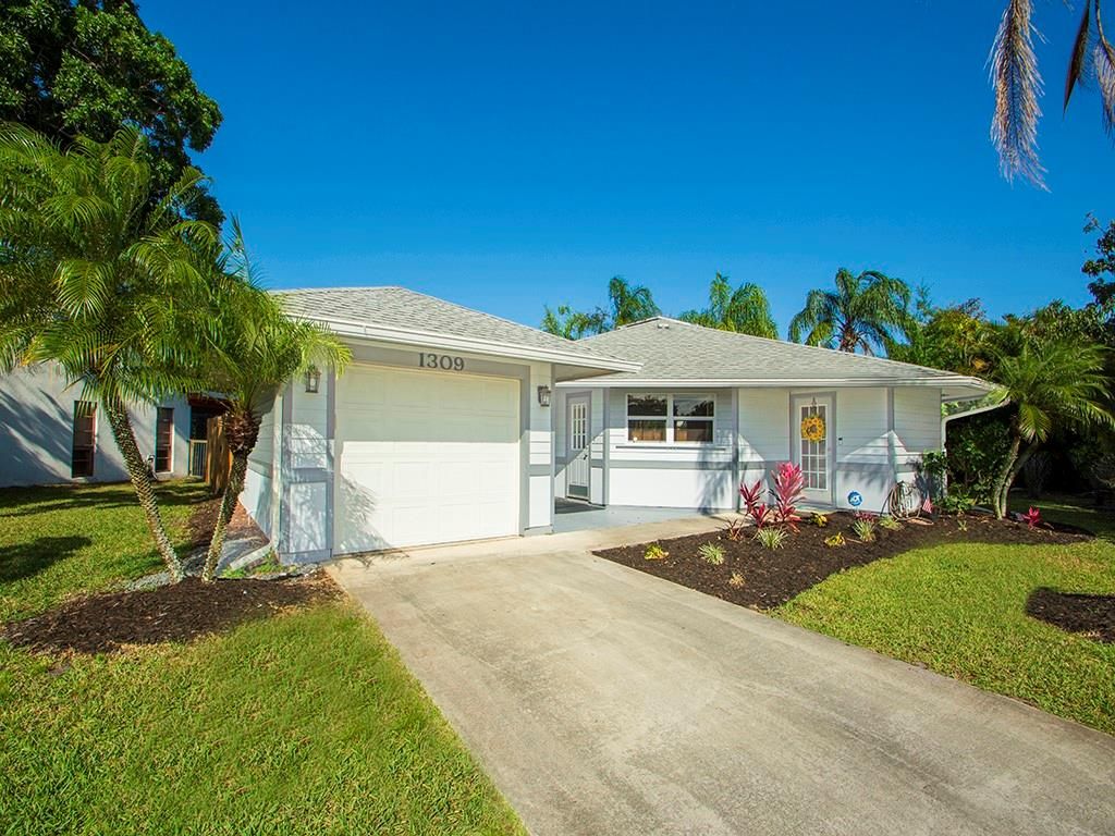Photo of 1309 SW Vizcaya Cir, Palm City, FL 34990 (MLS # F10278952)