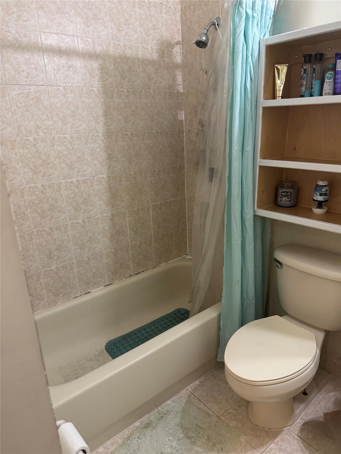 GRAND LAKES PHASE I - Residential Lease